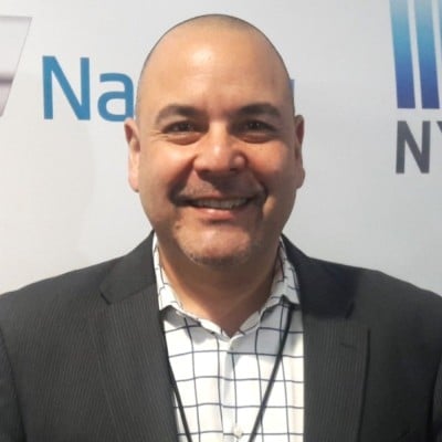 Cesar Viana Teague explaining AI change management failure and adoption statistics with the APE model for AI transformation.