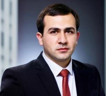 Karen Nikoghosyan speaking on stage at the Software Oasis™ B2B Executive AI Bootcamp about AI employees e-commerce statistics.